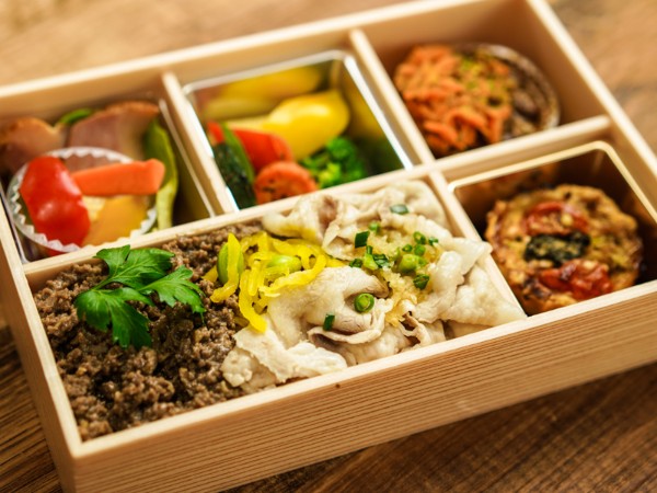 やわらかイベリコ豚と自家製そぼろ丼弁当