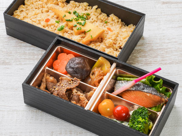 黒毛和牛焼肉と鮭塩焼き弁当（筍の炊き込み）