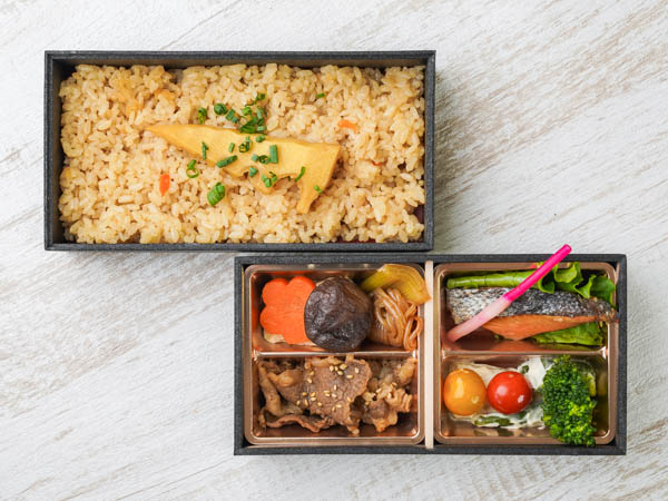 黒毛和牛焼肉と鮭塩焼き弁当（筍の炊き込み）