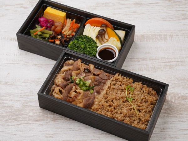 牛すき＆飛騨牛そぼろの野菜づくし二段御膳