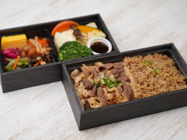 牛すき＆飛騨牛そぼろの野菜づくし二段御膳