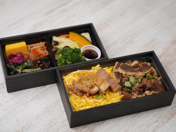 牛すき煮と自家製鶏照りの野菜の二段御膳