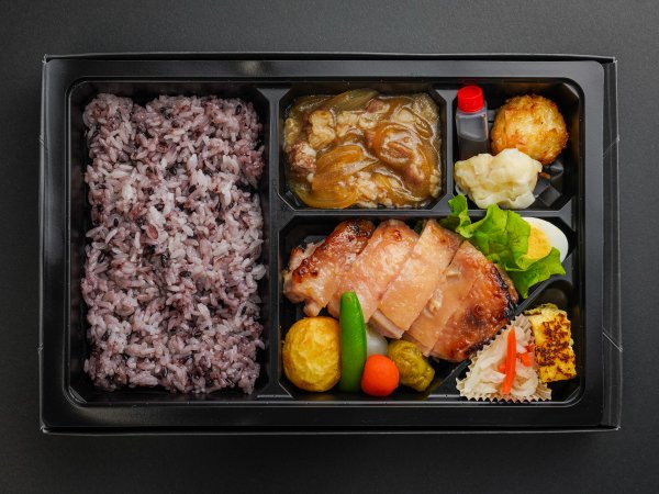 牛すき煮と名物しゅうまい二種 鶏の西京焼の彩野菜弁当