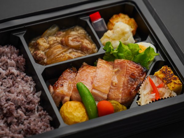 牛すき煮と名物しゅうまい二種 鶏の西京焼の彩野菜弁当