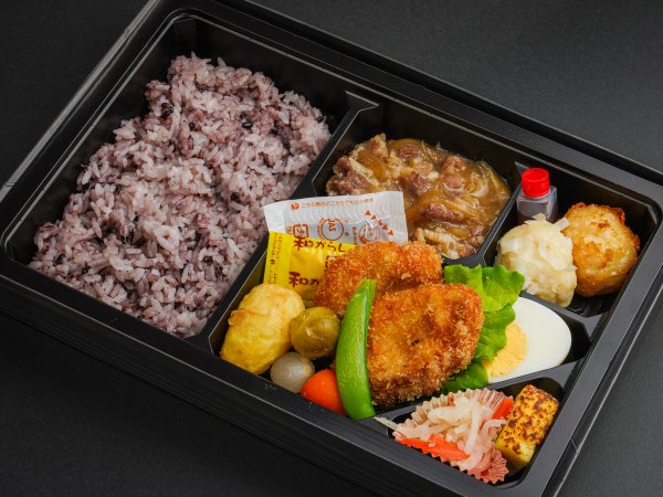 牛すき煮と名物しゅうまい二種 一口ヒレカツの彩野菜弁当