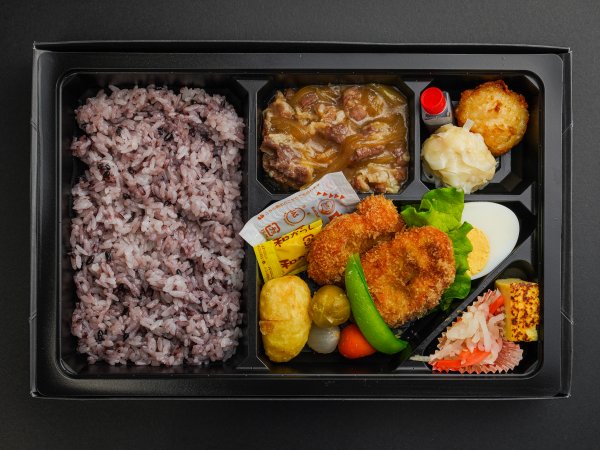 牛すき煮と名物しゅうまい二種 一口ヒレカツの彩野菜弁当