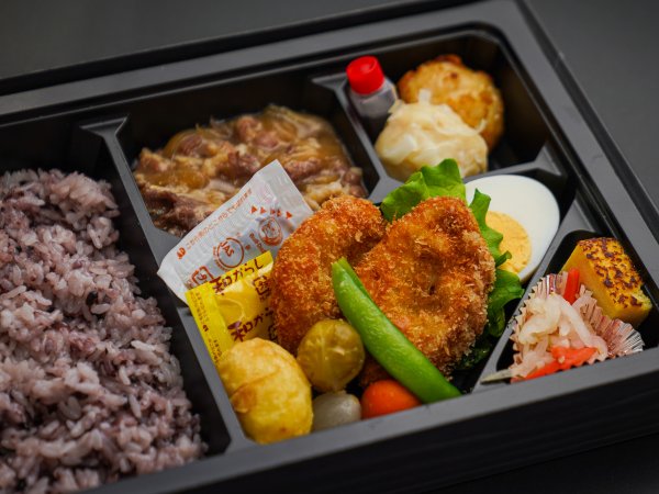 牛すき煮と名物しゅうまい二種 一口ヒレカツの彩野菜弁当