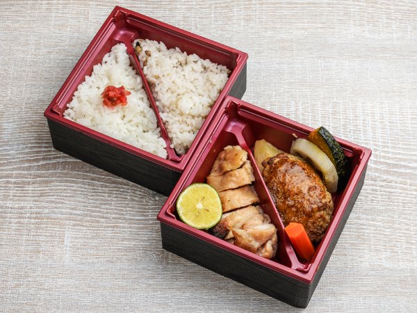 手ごねハンバーグと若鶏の西京焼柚子胡椒仕立て二段弁当