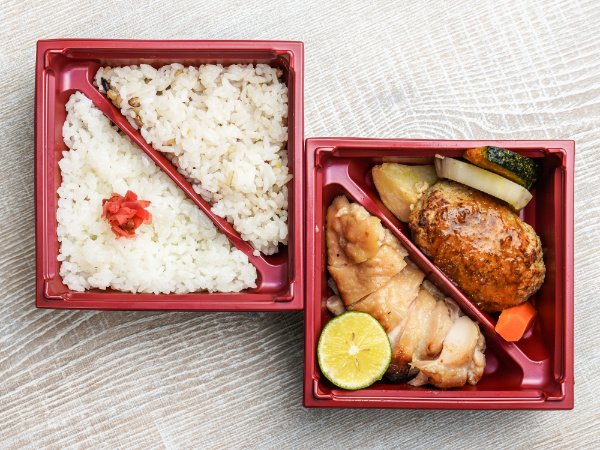 手ごねハンバーグと若鶏の西京焼柚子胡椒仕立て二段弁当
