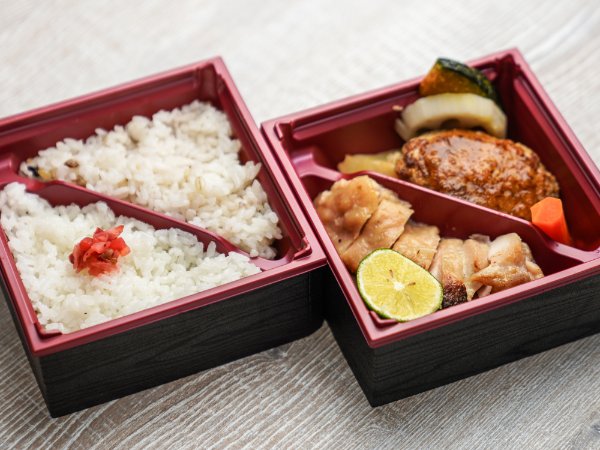 手ごねハンバーグと若鶏の西京焼柚子胡椒仕立て二段弁当