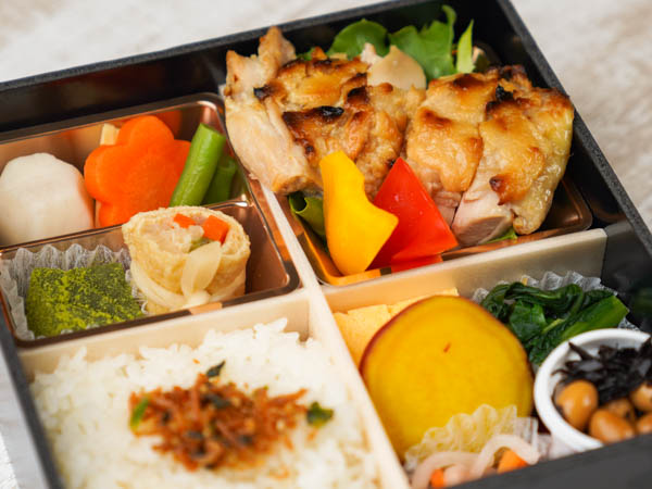 松花堂弁当　鶏の西京焼き