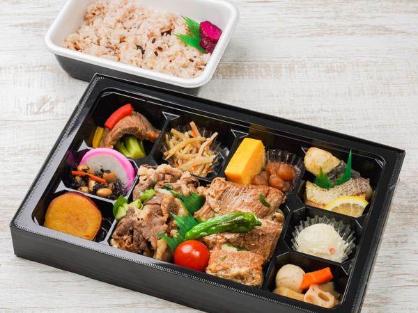 牛すきと煮豚の十一菜幕の内