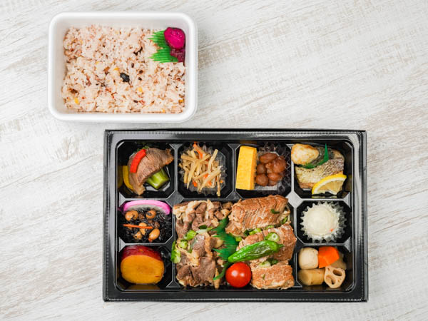 牛すきと煮豚の十一菜幕の内