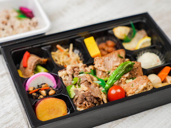 牛すきと煮豚の十一菜幕の内