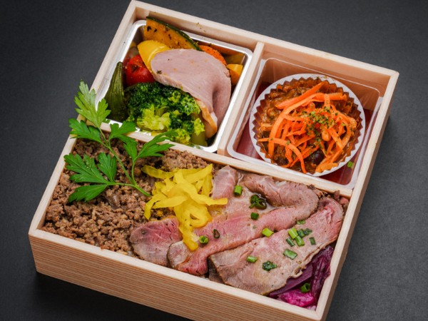 自家製ローストビーフとそぼろ丼御膳