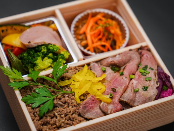 自家製ローストビーフとそぼろ丼御膳