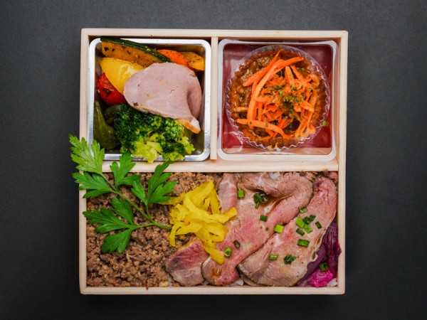 自家製ローストビーフとそぼろ丼御膳