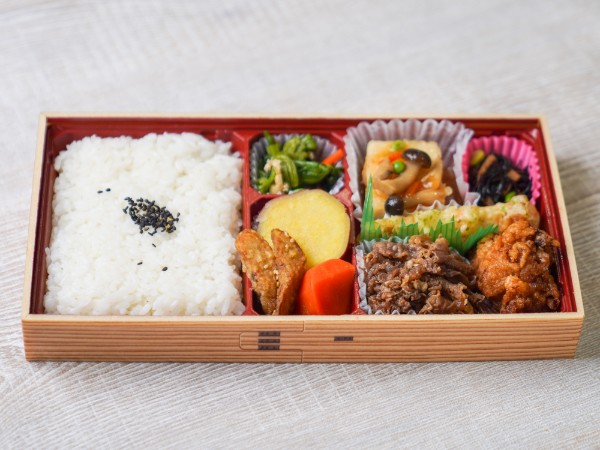 牛肉しぐれ煮と若鶏唐揚げの良菜弁当