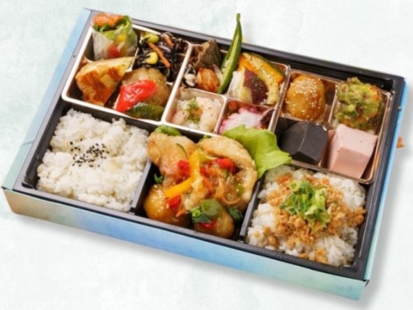 海鮮甘酢あんかけと鶏そぼろごはんの折詰