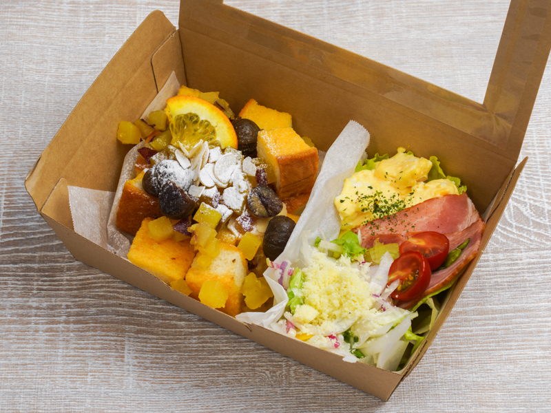 季節の果物のメープルフレンチトーストプレート