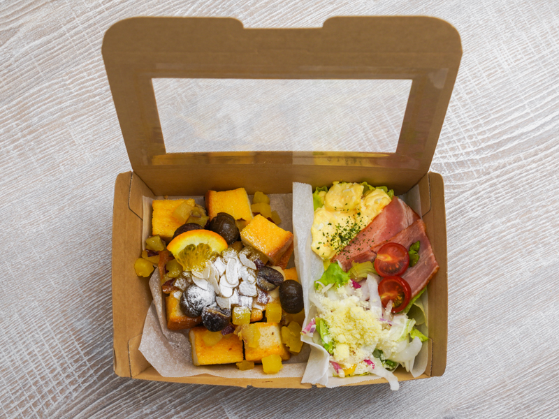 季節の果物のメープルフレンチトーストプレート