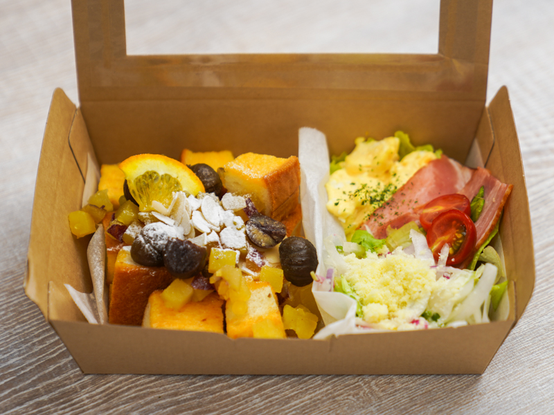 季節の果物のメープルフレンチトーストプレート