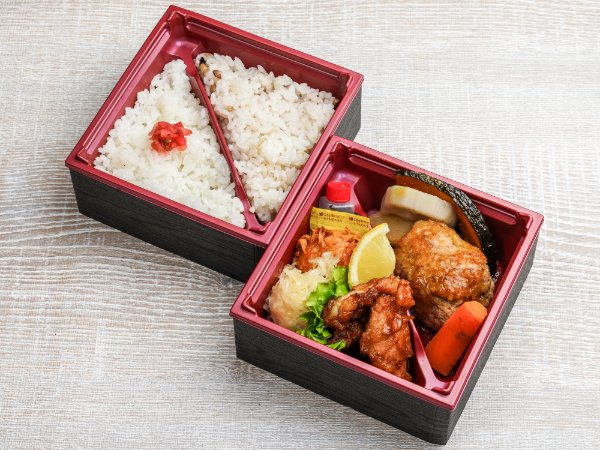 手ごねハンバーグと唐揚げ二種しゅうまい二段弁当