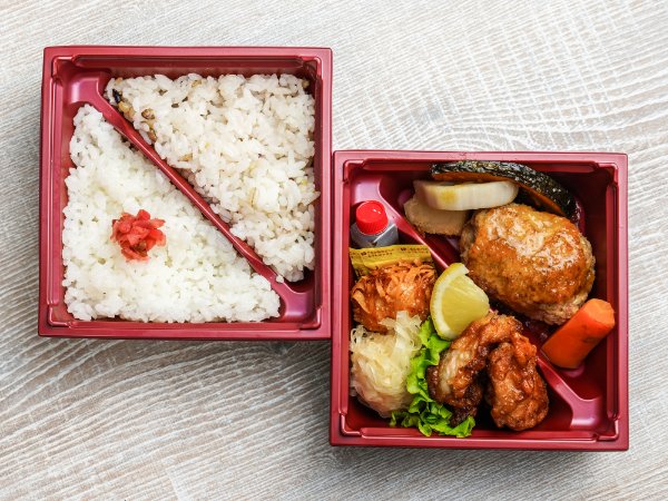 手ごねハンバーグと唐揚げ二種しゅうまい二段弁当