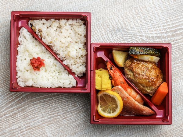 手ごねハンバーグと魚の西京焼二段弁当
