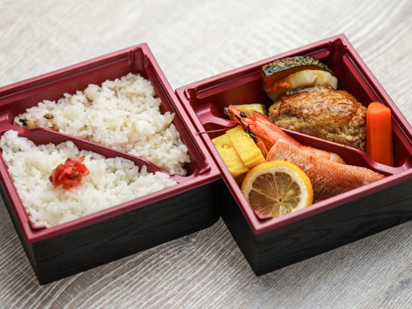 手ごねハンバーグと魚の西京焼二段弁当