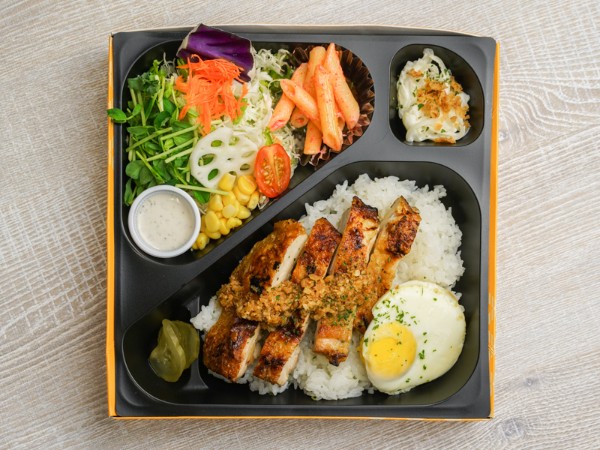 8品目サラダと炭火焼チキンBOX