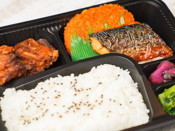 焼鯖と秘伝から揚げの 特製弁当