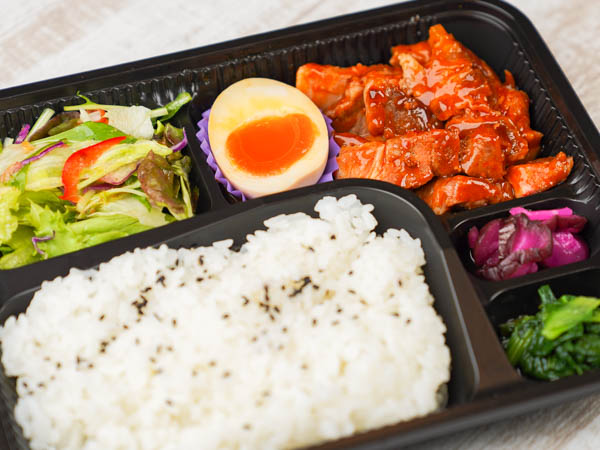 宮城蔵王産JAPANXの グリルポークと三種のお惣菜弁当