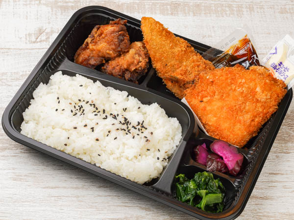 白身魚とアジフライと 秘伝から揚げの特製弁当