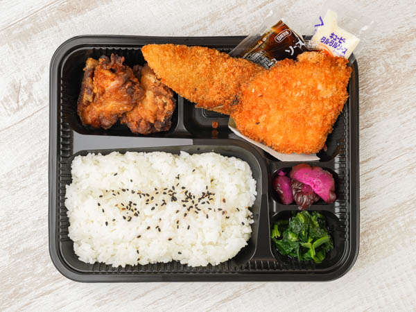 白身魚とアジフライと 秘伝から揚げの特製弁当