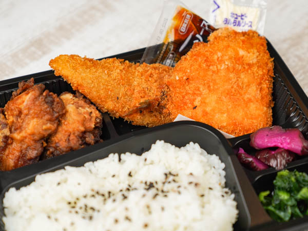 白身魚とアジフライと 秘伝から揚げの特製弁当