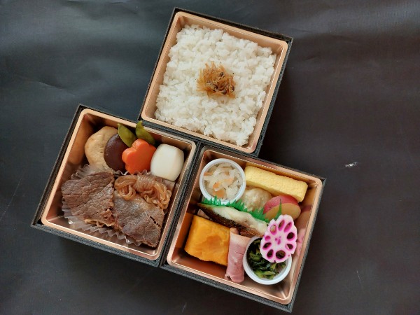 三段重：黒毛和牛すき焼き 翔雲[77]