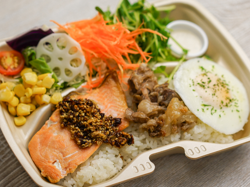 8種野菜のザクザクゴマ醤油サーモン弁当