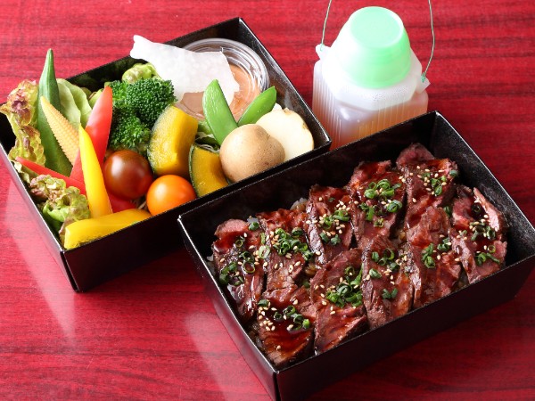 名物！赤身ステーキの肉まぶし重