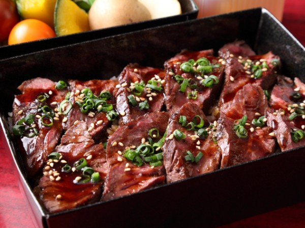 名物！赤身ステーキの肉まぶし重