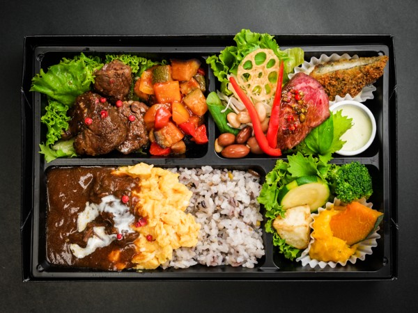 トリュフ醤油で頂くサイコロステーキ＆和牛デミのオムライス