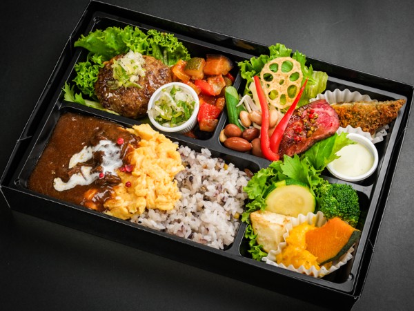 和牛デミのオムライスと柑橘香るネギソースのハンバーグ