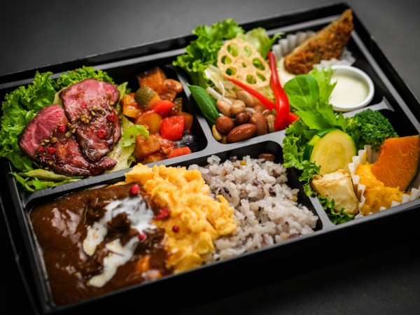 和牛デミで頂くふわとろオムライス＆ローストビーフ御膳