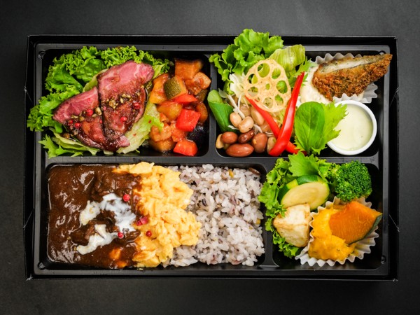 和牛デミで頂くふわとろオムライス＆ローストビーフ御膳