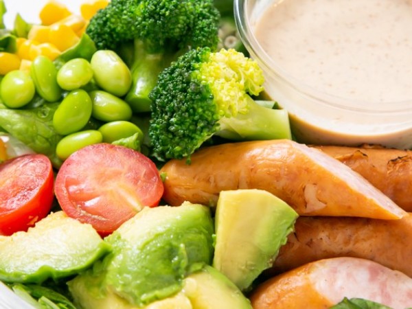 ソーセージとアボカドのサラスパ 胡麻ドレッシング