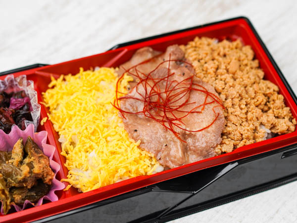 牛たん三食丼弁当(塩だれ味)
